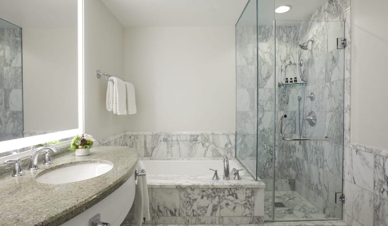 Beverly Wilshire, A Four Seasons Hotel Signature Balcony Room Washroom